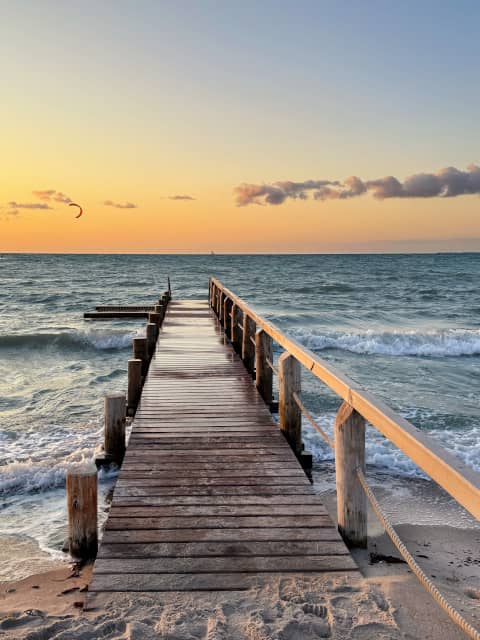 ruhiger Sommerabend auf einem Holzsteg