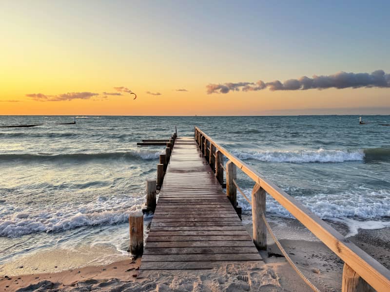Ruhiger Sommerabend auf einem Holzsteg