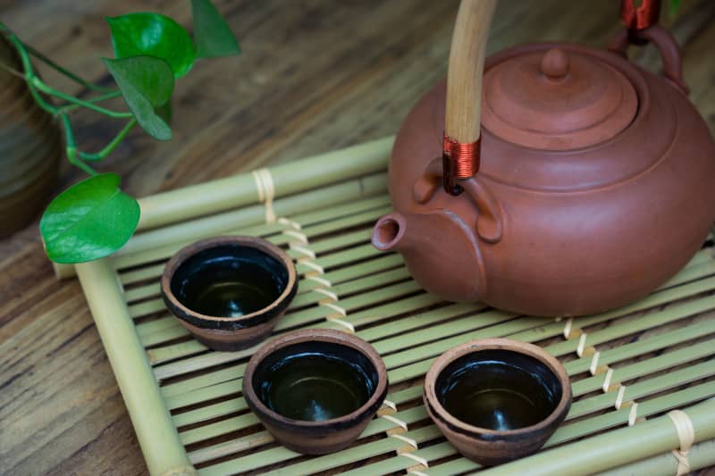 Teetassen mit Teekanne